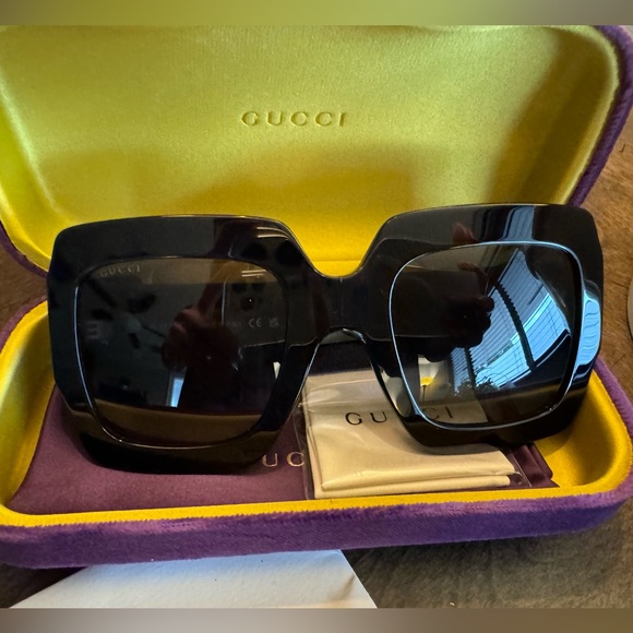 Oversized square Gucci sunglasses - Picture 2 of 16